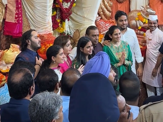 Mukesh Ambani, Family Offer Prayers At Mumbai's Lalbaugcha Raja