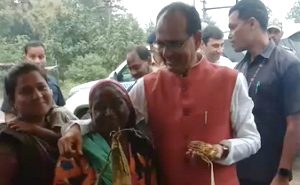 खंडवा : लाडली बहना ने मुख्यमंत्री शिवराज को खिलाया भुट्टा, बोली- आप तो हमारे भैया हो