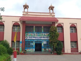 चुनाव के लिए स्कूल का अधिग्रहण, पढ़ाई बाधित होने की बात पर अभिभावकों का विरोध चुनाव के लिए स्कूल का अधिग्रहण, पढ़ाई बाधित होने की बात पर अभिभावकों का विरोध