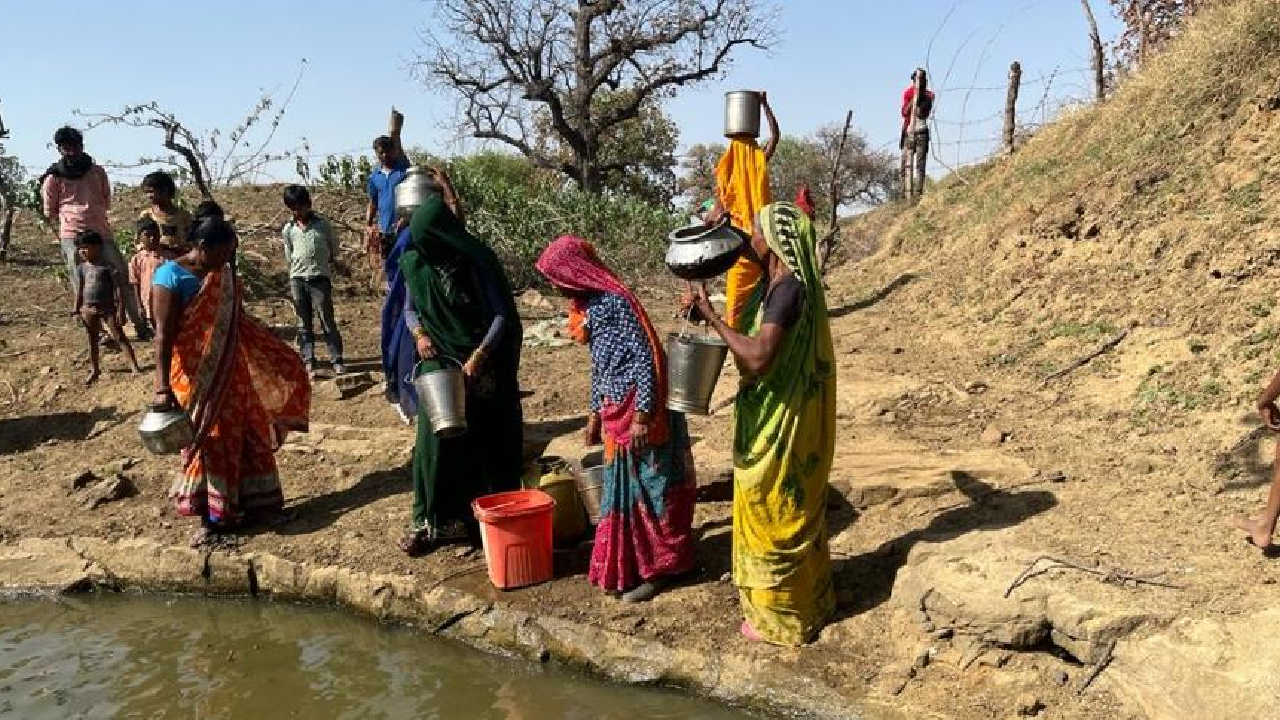 Surajpur में कई Kilometer चलकर भी गंदा पानी पीने को मजबूर हैं सैकड़ों परिवार