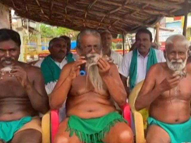 कावेरी जल विवाद : मुंह में मरा चूहा रखकर किसानों ने किया प्रदर्शन