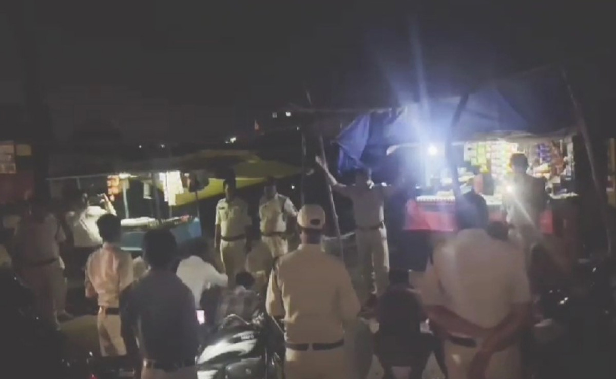 कटनी: कुठला पुलिस ने आवारा तत्वों से कराई उठक-बैठक, हिदायत भी दी