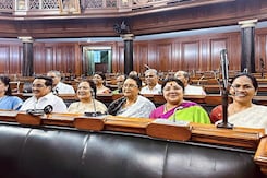 लोकसभा में पेश हुआ महिला आरक्षण बिल, लेकिन अभी भी ये चुनौतियां लोकसभा में पेश हुआ महिला आरक्षण बिल, लेकिन अभी भी ये चुनौतियां