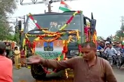 शहीद मेजर आशीष धोंचक की अंतिम यात्रा में उमड़ा जनसैलाब शहीद मेजर आशीष धोंचक की अंतिम यात्रा में उमड़ा जनसैलाब