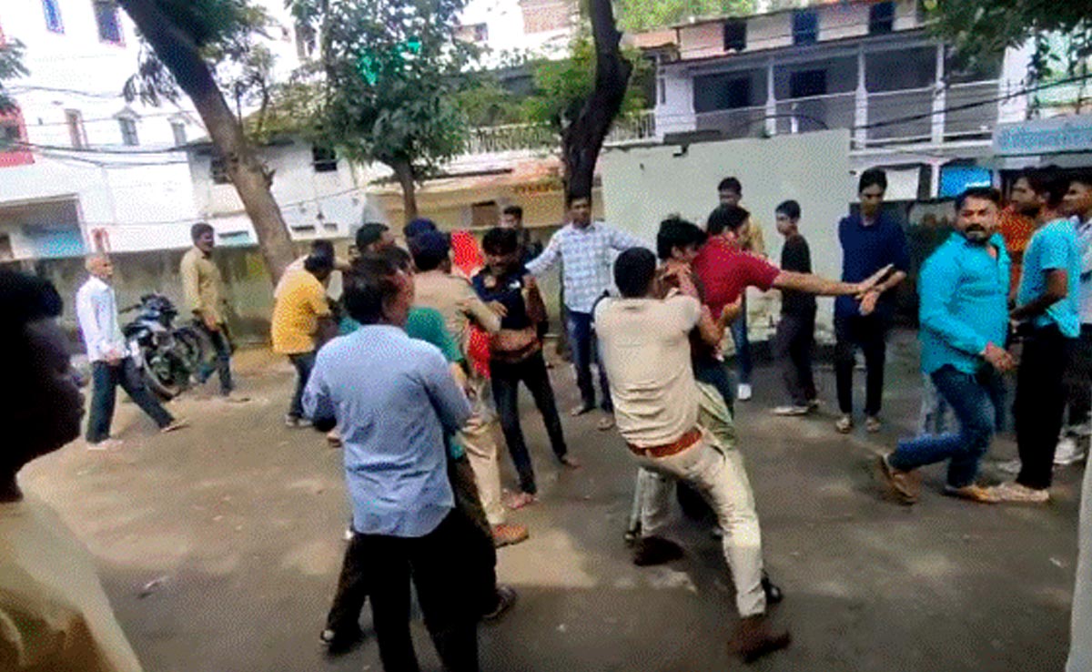 उज्जैन : थाना परिसर में ही दो पक्षों में चले लात-घूंसे, वीडियो वायरल होने के बाद भी एक्शन नहीं