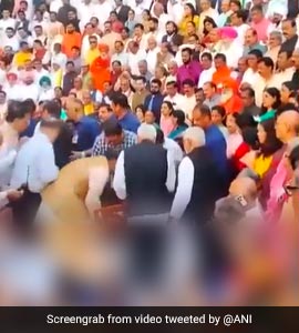 Video: संसद में ग्रुप फोटो सेशन के दौरान बेहोश हुए BJP सांसद, अब वह पूरी तरह से ठीक