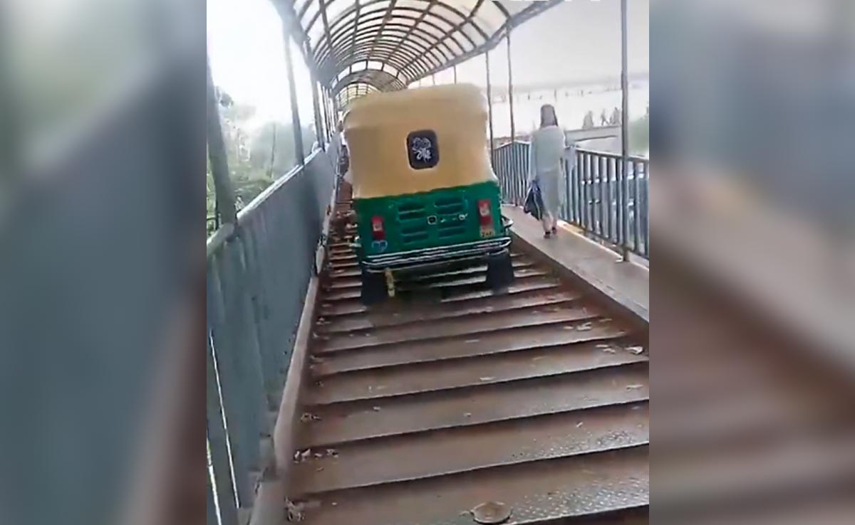 ट्रैफिक से बचने के लिए ड्राइवर ने फुटओवर पर ऑटो चढ़ा दिया, लोगों ने कहा- चांद पर जाओगे क्या?
