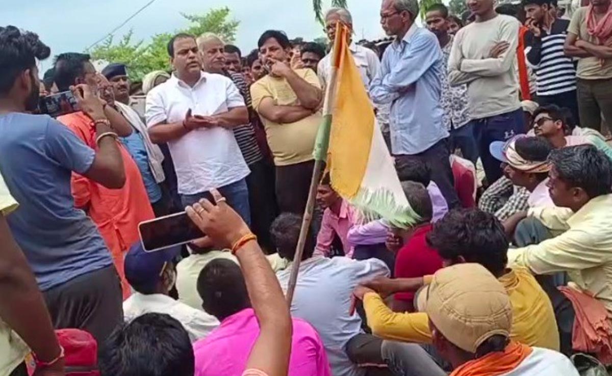 बिजली की कमी से बेहाल किसानों ने जाम किया हाईवे, दो घंटे के चक्काजाम के बाद आंदोलन खत्म
