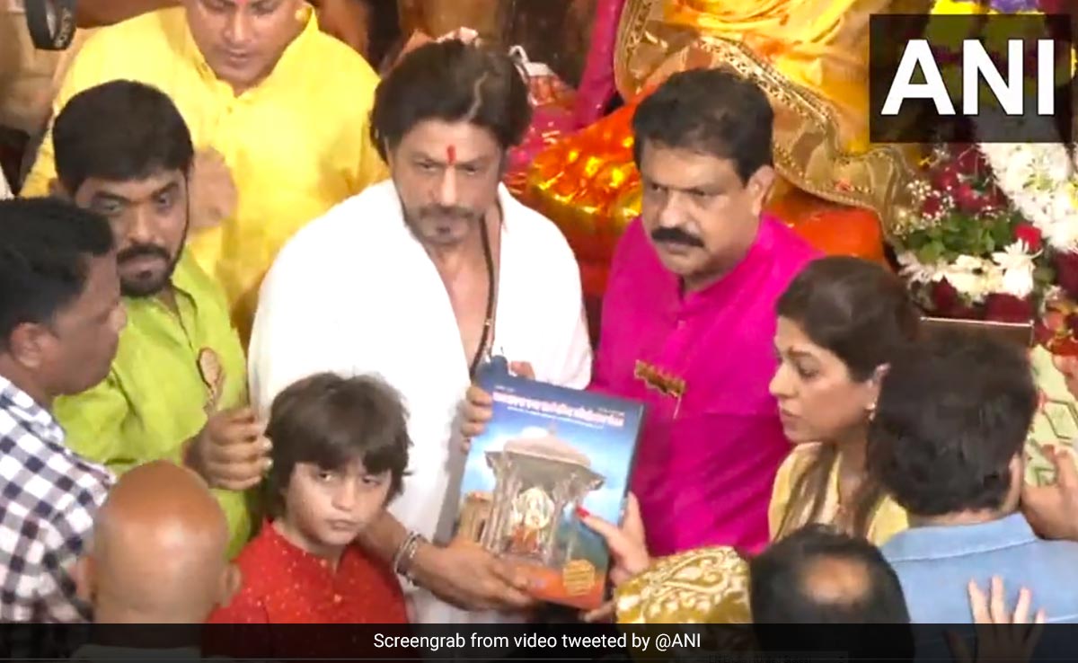 जवान की सफलता के बाद गणपति के दर्शन करने लालबागचा राजा पहुंचे शाहरुख खान, किंग खान का दिखा अलग अंदाज