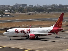 स्पाइसजेट के टॉयलेट में 1 घंटे तक फंसा रहा यात्री, DGCA ने दिए जांच के आदेश स्पाइसजेट के टॉयलेट में 1 घंटे तक फंसा रहा यात्री, DGCA ने दिए जांच के आदेश