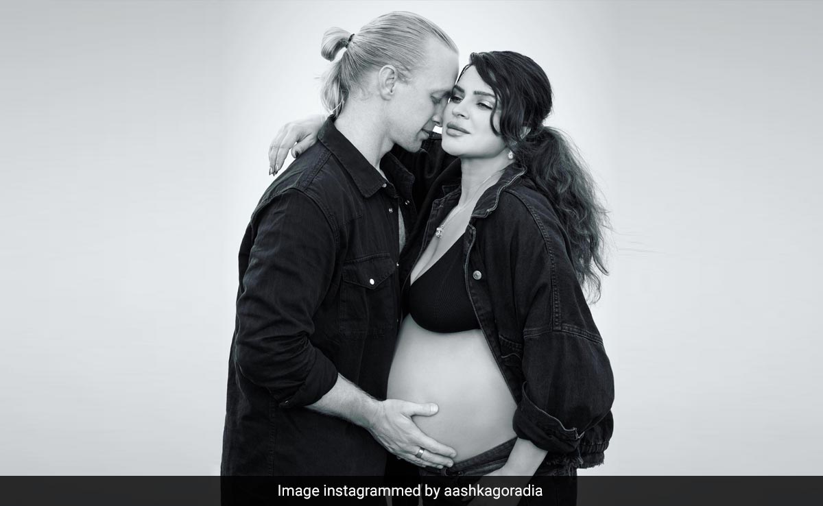 Aashka Goradia's Black Bralette Is Perfect To Pair With Her Casually Cool Baby Bump Baring Style