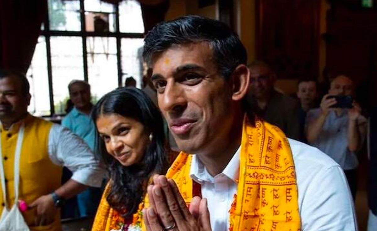 ब्रिटेन के PM ऋषि सुनक ने पत्नी अक्षता मूर्ति संग दिल्ली के अक्षरधाम मंदिर में की पूजा-अर्चना