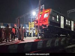 पटरी छोड़कर प्लेटफॉर्म पर चढ़ गई EMU ट्रेन, मथुरा रेलवे स्टेशन पर हुआ हादसा, जांच में जुटे अधिकारी - देखें Video पटरी छोड़कर प्लेटफॉर्म पर चढ़ गई EMU ट्रेन, मथुरा रेलवे स्टेशन पर हुआ हादसा, जांच में जुटे अधिकारी - देखें Video
