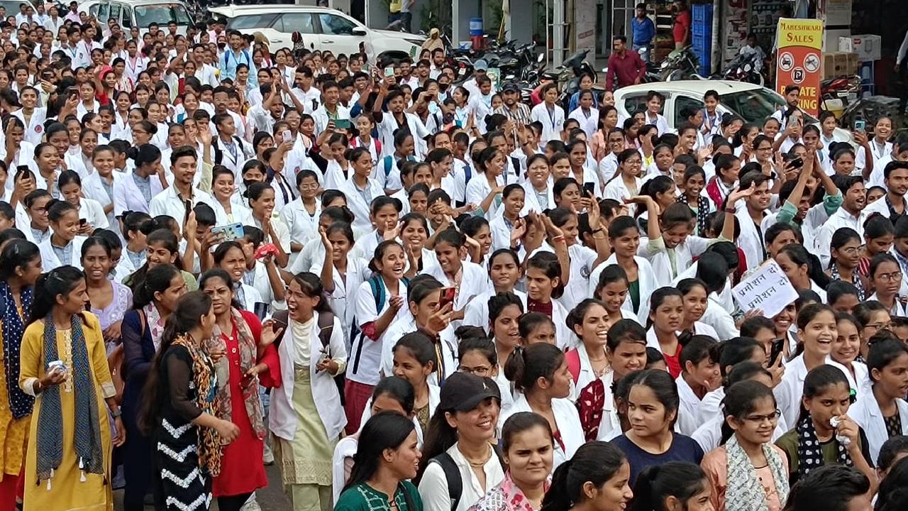 Jabalpur में Nursing के छात्रों ने Collectorate का किया घेराव, परीक्षा कराने की है मांग