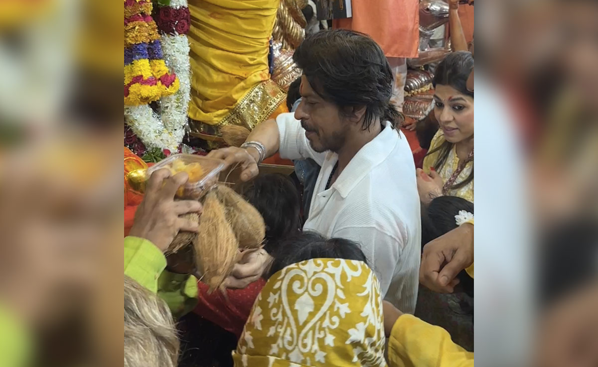 Ganesh Chaturthi 2023: Shah Rukh Khan And AbRam Offer Prayers At Lalbaugcha Raja