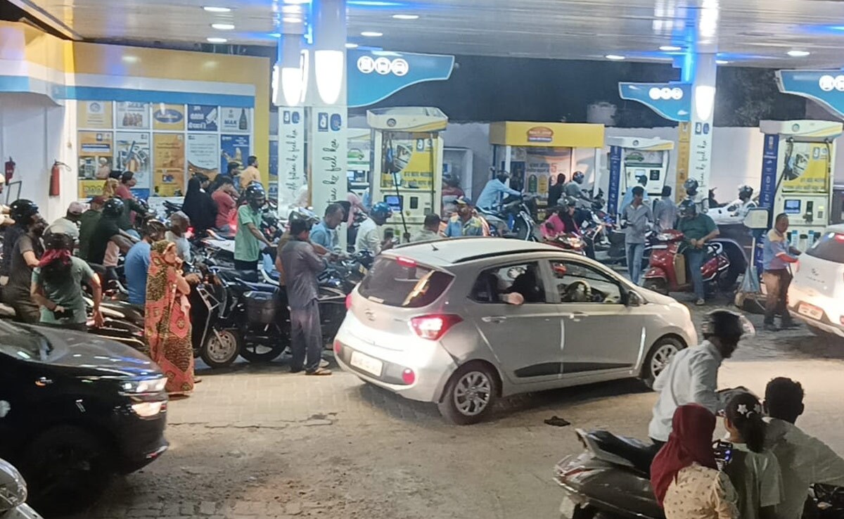 अजमेर में पेट्रोल-डीजल भरवाने के लिए देर शाम जुटी लोगों की भीड़. अजमेर में पेट्रोल-डीजल भरवाने के लिए देर शाम जुटी लोगों की भीड़.