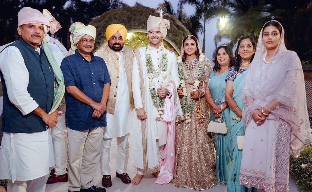 राघव-परिणीति की शादी में इस अंदाज में दिखे दिल्ली के सीएम अरविंद केजरीवाल