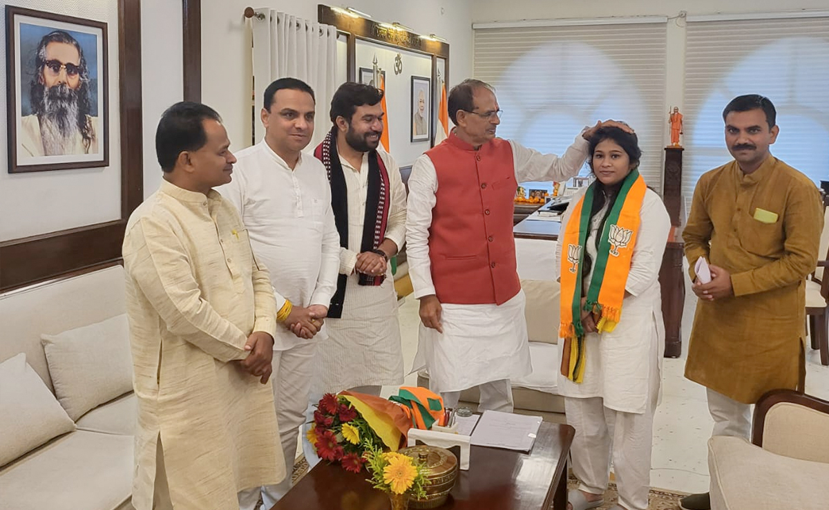 कमलनाथ के गढ़ में बीजेपी का बड़ा दांव, मोनिका बट्टी को शिवराज ने BJP में कराया शामिल