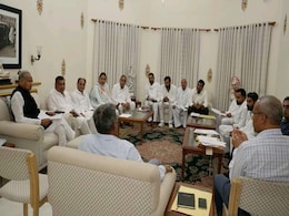 धरने के 100वें दिन किसानों से मिले CM गहलोत,  बोले किसान, 'अंतिम निर्णय तक डटे रहेंगे' धरने के 100वें दिन किसानों से मिले CM गहलोत,  बोले किसान, 'अंतिम निर्णय तक डटे रहेंगे'