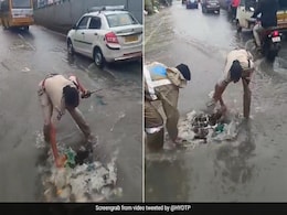 सड़क पर भरे पानी से रुक गया ट्रैफिक, खुद नाला साफ करने में जुट गई हैदराबाद पुलिस, Video वायरल सड़क पर भरे पानी से रुक गया ट्रैफिक, खुद नाला साफ करने में जुट गई हैदराबाद पुलिस, Video वायरल