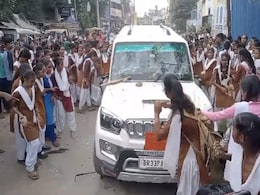 बिहार : स्कूल में खराब व्यवस्था से नाराज छात्राओं का प्रदर्शन, BEO की गाड़ी को बनाया निशाना बिहार : स्कूल में खराब व्यवस्था से नाराज छात्राओं का प्रदर्शन, BEO की गाड़ी को बनाया निशाना