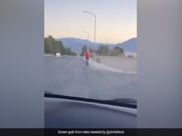 पहले हंसा फिर पूर्व पुलिस अधिकारी को मार दी टक्कर, Video में कैद लड़के की हैवानियत पहले हंसा फिर पूर्व पुलिस अधिकारी को मार दी टक्कर, Video में कैद लड़के की हैवानियत