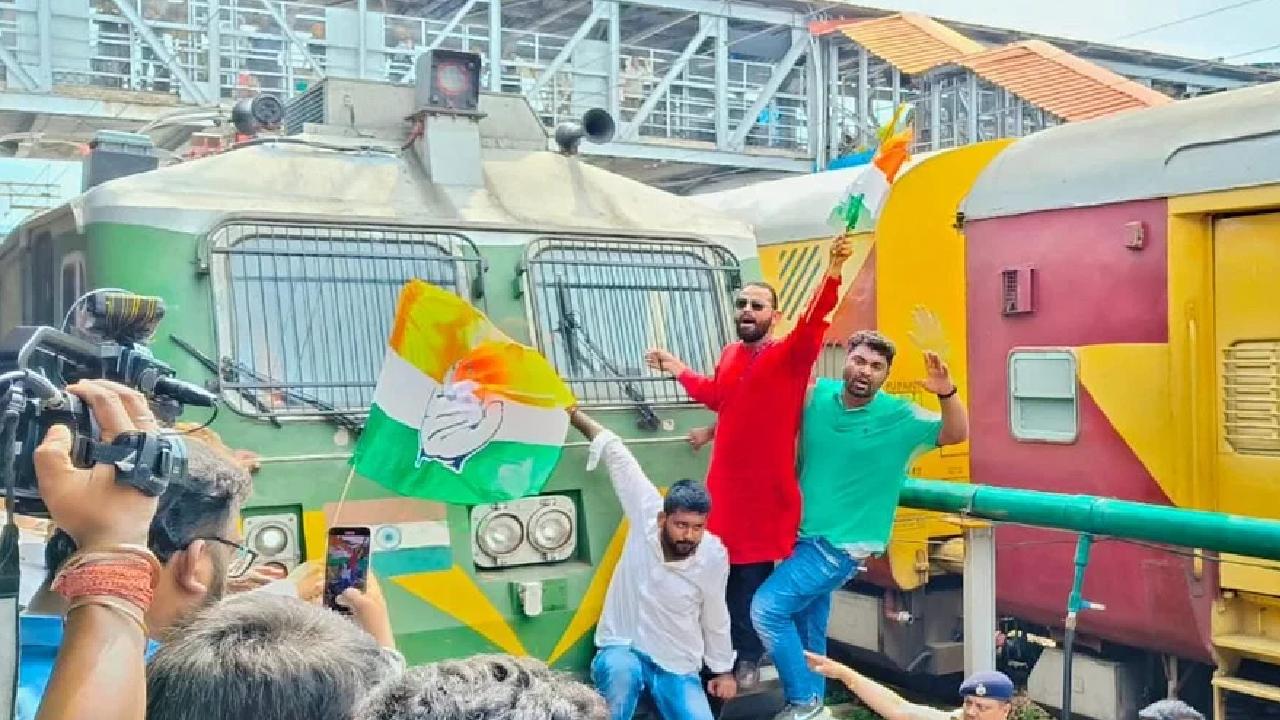 रायपुर में रेल की पटरियों पर बैठे कांग्रेस के कार्यकर्ता, कर रहे हैं रेल रोको आन्दोलन