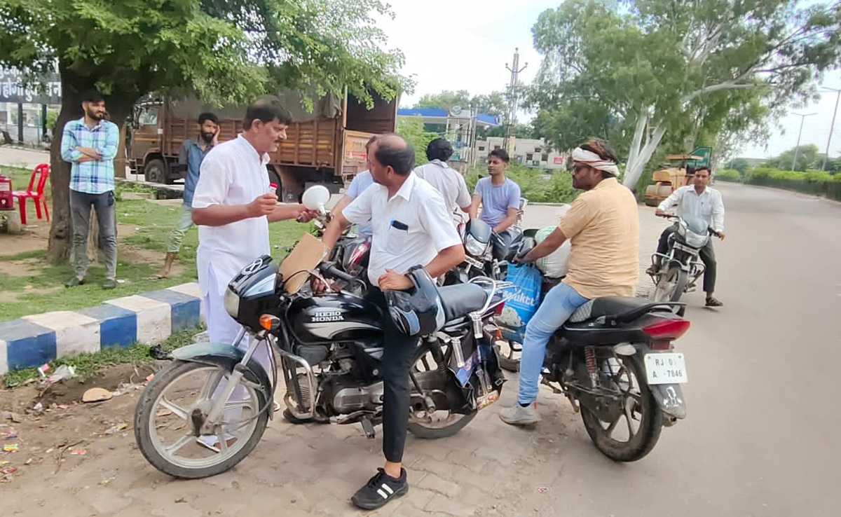 हड़ताल के बीच दो पहिया वाहन चालकों को फ्री में पेट्रोल बांटते नजर आए रिटायर्ड शिक्षक