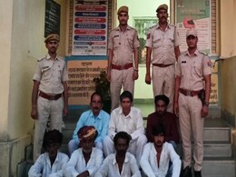 Rajasthan Viral Video: दलित बुजुर्ग से सिर पर जूते रखवाकर मंगवाई माफी, पुलिस ने 10 लोगों को किया गिरफ्तार Rajasthan Viral Video: दलित बुजुर्ग से सिर पर जूते रखवाकर मंगवाई माफी, पुलिस ने 10 लोगों को किया गिरफ्तार