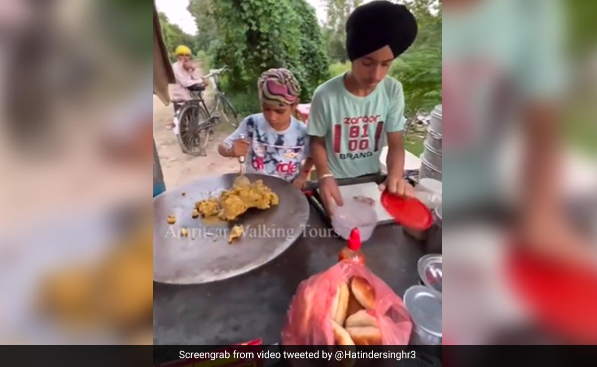 स्कूल से लौटने के बाद सड़क किनारे फूड स्टॉल लगाते हैं ये बच्चे, कम उम्र में संघर्ष करते बच्चों को देख भावुक हुए लोग