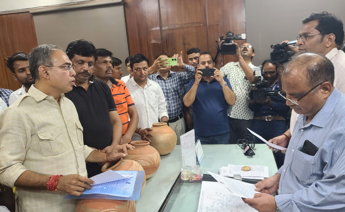 मटकियां लेकर PHED कार्यालय पहुंचे विधायक अशोक लाहोटी, सांगानेर को कम पानी देने का आरोप