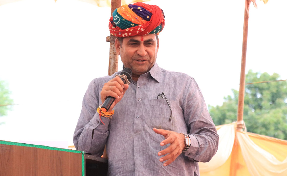 गहलोत के करीबी मंत्री की बढ़ी मुश्किलें, कोर्ट के आदेश पर रामलाल जाट समेत 5 के खिलाफ FIR दर्ज गहलोत के करीबी मंत्री की बढ़ी मुश्किलें, कोर्ट के आदेश पर रामलाल जाट समेत 5 के खिलाफ FIR दर्ज