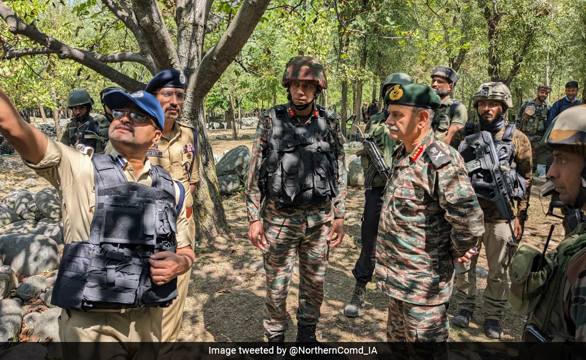 Northern Army Commander Reviews Operational Situation At J&K Gunfight Site