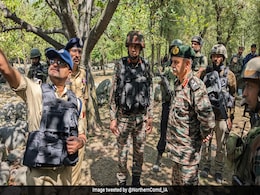 Northern Army Commander Reviews Operational Situation At J&K Gunfight Site Northern Army Commander Reviews Operational Situation At J&K Gunfight Site
