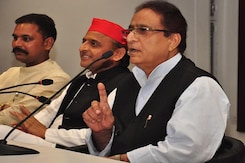 सपा नेता आजम खान के ठिकानों पर IT का छापा सपा नेता आजम खान के ठिकानों पर IT का छापा