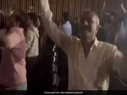 Shah Rukh Khan's Epic Reaction To Senior Citizen Fan Dancing To <i>Jawan</i> Song: "<i>Banda Ho Toh Zinda Ho</i>" Shah Rukh Khan's Epic Reaction To Senior Citizen Fan Dancing To <i>Jawan</i> Song: "<i>Banda Ho Toh Zinda Ho</i>"