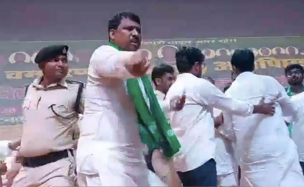 VIDEO: RJD के सम्मेलन में 2 नेताओं के समर्थकों के बीच 'कुर्सी' के लिए मारपीट, जमकर चले लात-घूसे