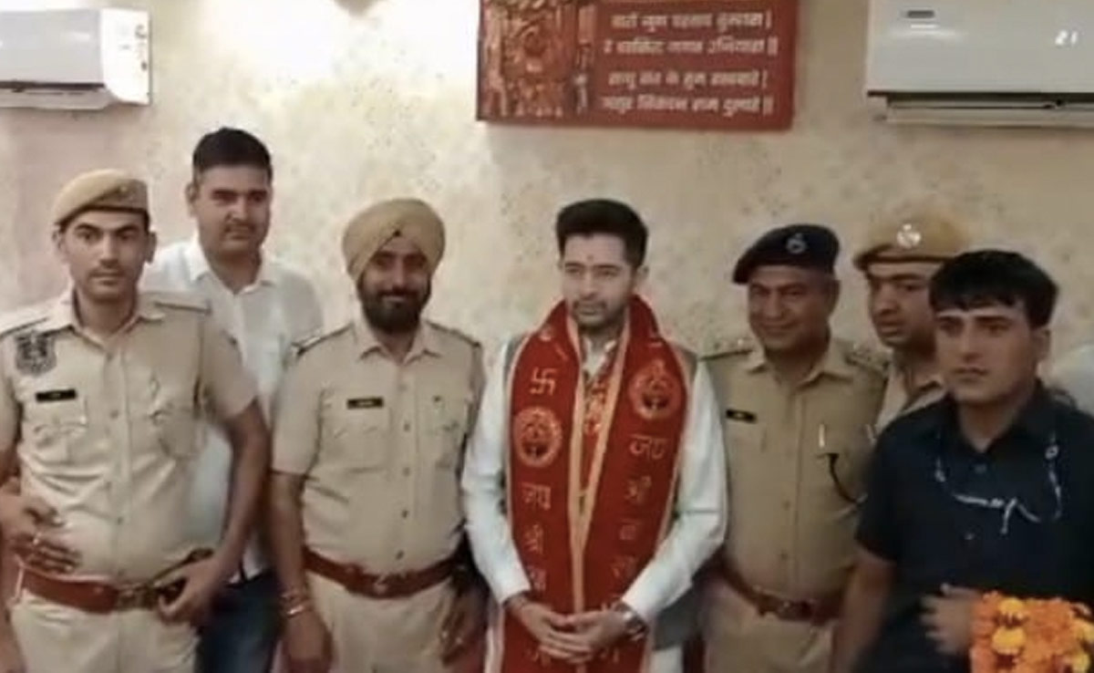 सालासर बालाजी दरबार पहुंचे AAP सांसद राघव चड्डा, सेल्फी लेने की मची होड़
