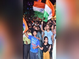 इंदौर: ढोल नगाड़ों से आतिशबाजी तक... पाकिस्तान के खिलाफ भारत की एतिहासिक जीत पर जमकर झूमे फैंस इंदौर: ढोल नगाड़ों से आतिशबाजी तक... पाकिस्तान के खिलाफ भारत की एतिहासिक जीत पर जमकर झूमे फैंस