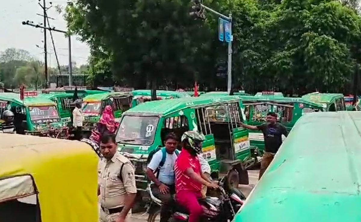ग्वालियर : ऑटो-टेंपो चालकों ने किया चक्का जाम, भूख हड़ताल से दो लोगों की बिगड़ी तबीयत