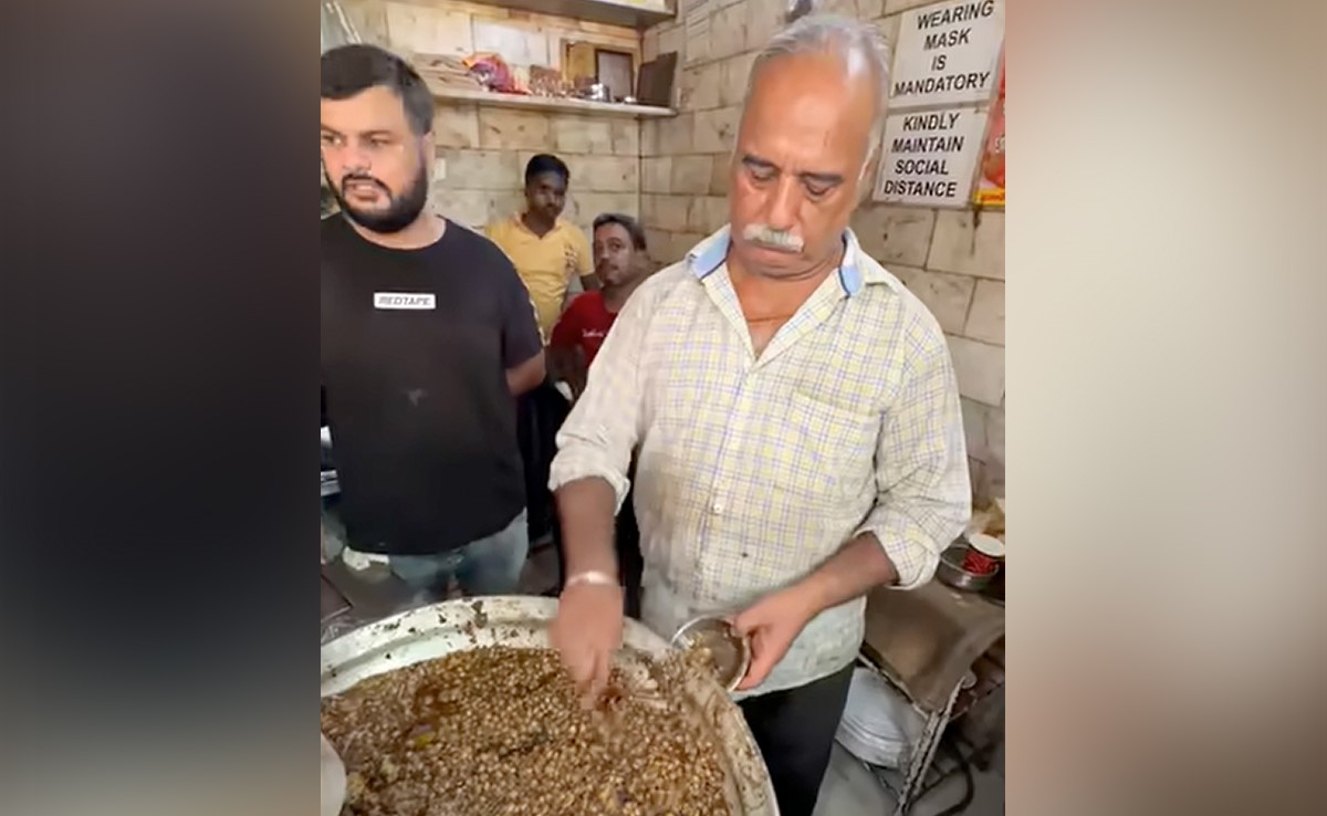 पाकिस्तान से आए चाचा के मशहूर छोले भठूरे के दीवाने हैं दिल्लीवासी, लाइन में लगे रहने के बाद मिलता है