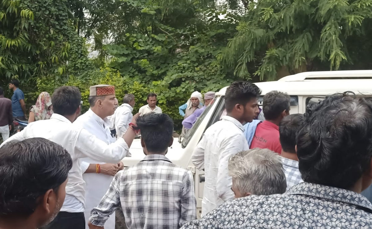 करंट लगने से हुई कर्मचारी की मौत, नाराज परिजनों ने शव को SE के सामने रख किया हंगामा 