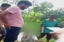 मध्य प्रदेश : आदिवासी की चप्पल से पिटाई का मामला, बीजेपी-कांग्रेस आमने सामने मध्य प्रदेश : आदिवासी की चप्पल से पिटाई का मामला, बीजेपी-कांग्रेस आमने सामने