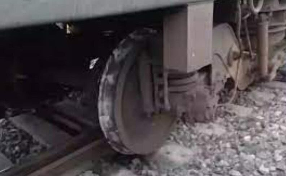 मध्य प्रदेश : एक्सप्रेस ट्रेन का इंजन, पावर कोच पटरी से उतरे, कोई हताहत नहीं