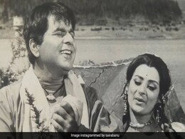 दिलीप कुमार की बाहों में इस एक्ट्रेस को देखना नहीं था सायरा बानो को गंवारा, मैग्जीन में छपी फोटो देख कर दिया था ये हाल दिलीप कुमार की बाहों में इस एक्ट्रेस को देखना नहीं था सायरा बानो को गंवारा, मैग्जीन में छपी फोटो देख कर दिया था ये हाल