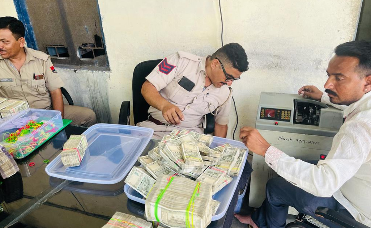 कार में मिला 3 करोड़ 15 लाख रुपए कैश, पुलिस ने दो आरोपियों को किया गिरफ्तार