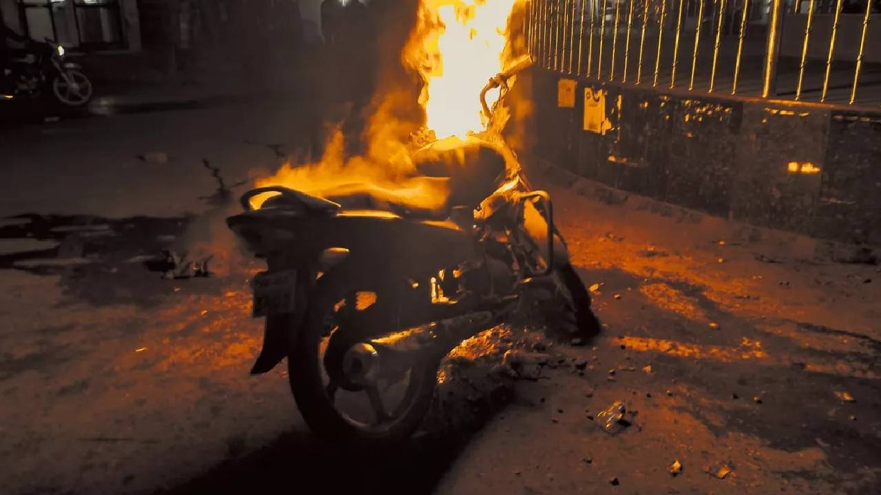 Madhya Pradesh के Vidisha में Bike में आग लगाते हुए युवक का video viral