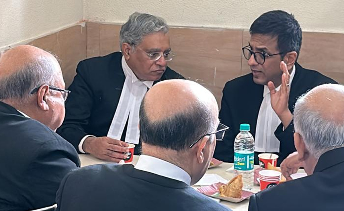 सुप्रीम कोर्ट में CJI डीवाई चंद्रचूड़ की चहलकदमी, चाय-समोसा ब्रेक और पत्रकारों से बातचीत