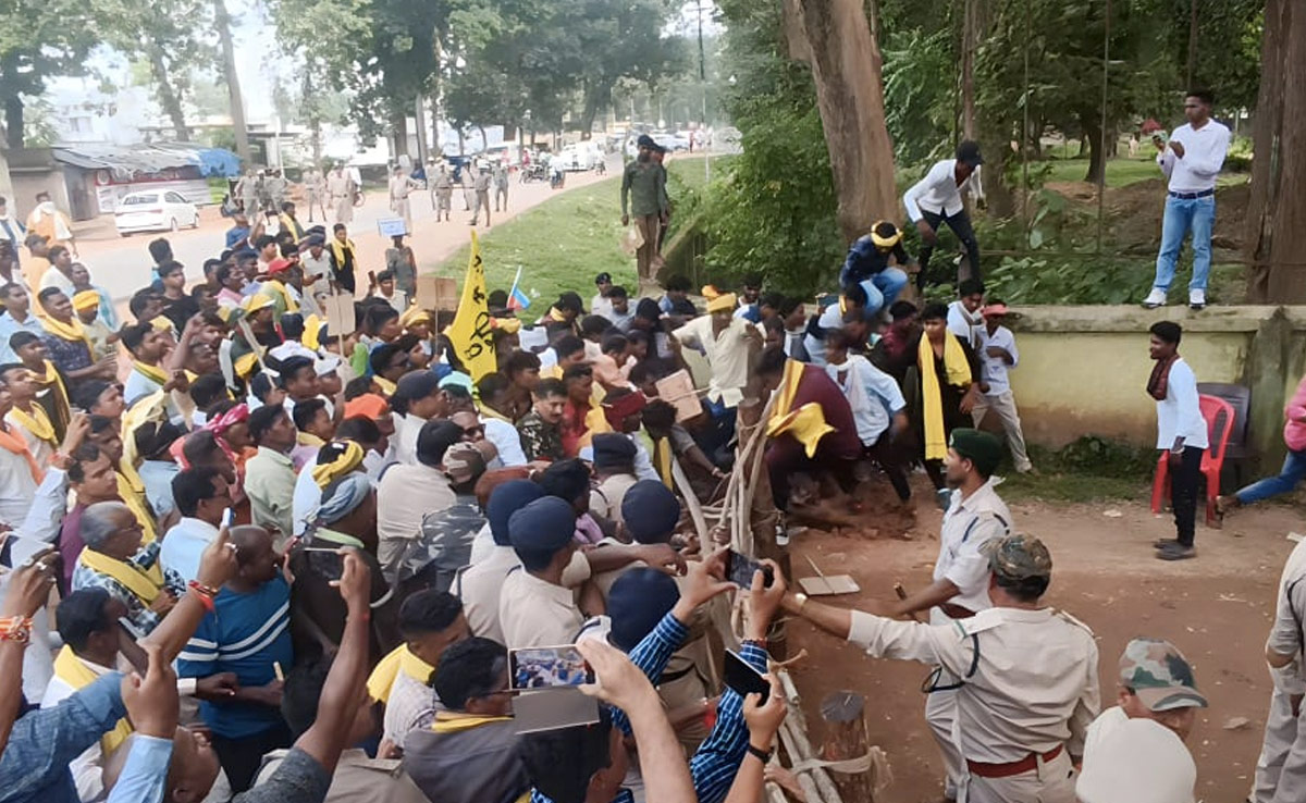 बैरिकेट्स तोड़ वन विभाग के अंदर घुसे आदिवासी, अतिक्रमण के आरोपी की मौत के खिलाफ प्रदर्शन