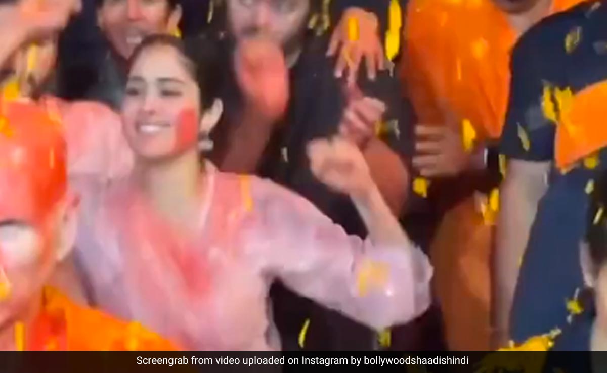 Viral: Janhvi Kapoor Dances At The Ambanis' Ganesh <i>Visarjan</i> With Rumoured Boyfriend Shikhar Pahariya
